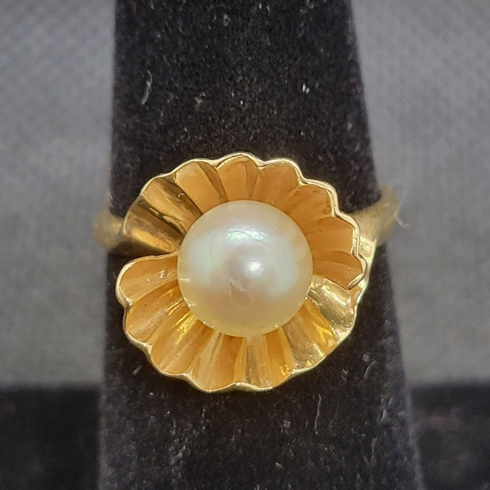 VTG 14k Gold and Pearl Shell Design Ring size 6.5